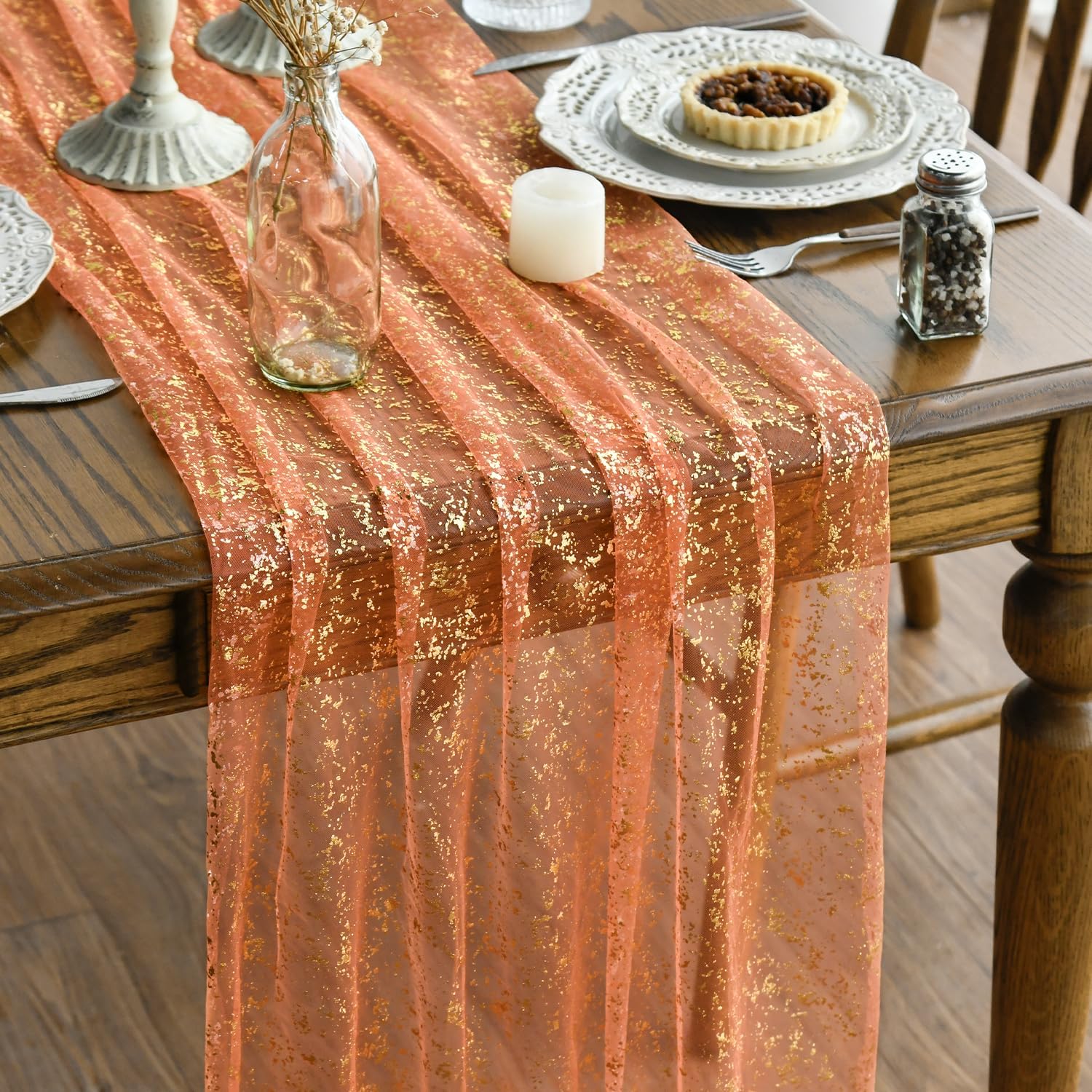 vintage xmas decor ideas gold glitter table runner